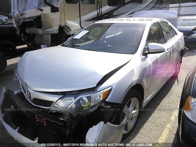 4T1BF1FK3EU766127 - 2014 TOYOTA CAMRY L/SE/LE/XLE ვერცხლისფერი ფოტო 2