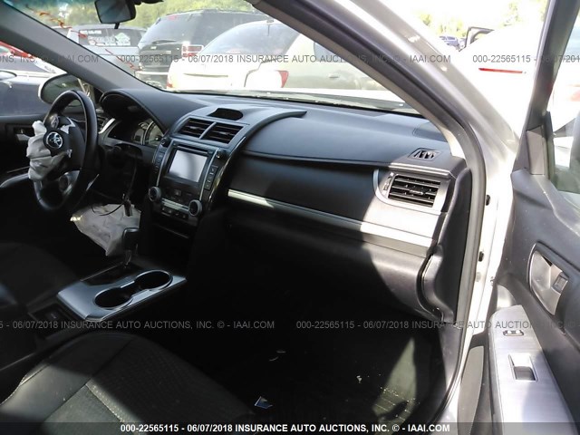 4T1BF1FK3EU766127 - 2014 TOYOTA CAMRY L/SE/LE/XLE ვერცხლისფერი ფოტო 5