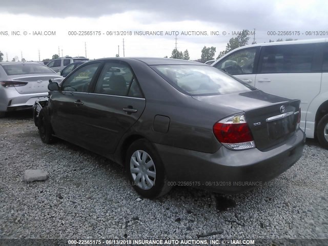 4T1BE32K35U985805 - 2005 TOYOTA CAMRY LE/XLE/SE ნაცრისფერი ფოტო 3