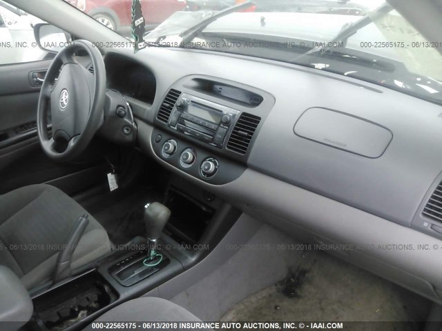 4T1BE32K35U985805 - 2005 TOYOTA CAMRY LE/XLE/SE ნაცრისფერი ფოტო 5