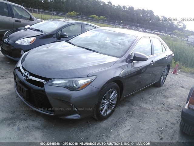 4T1BF1FK5FU019078 - 2015 TOYOTA CAMRY LE/XLE/SE/XSE GRAY photo 2