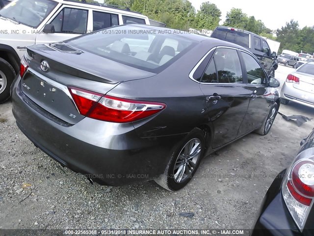 4T1BF1FK5FU019078 - 2015 TOYOTA CAMRY LE/XLE/SE/XSE GRAY photo 4