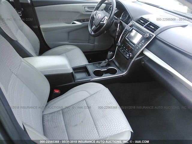 4T1BF1FK5FU019078 - 2015 TOYOTA CAMRY LE/XLE/SE/XSE GRAY photo 5