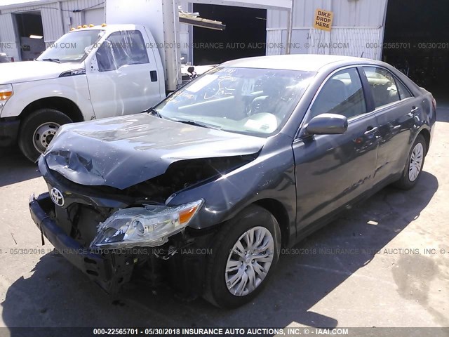 4T1BF3EK6AU008435 - 2010 TOYOTA CAMRY SE/LE/XLE GRAY photo 2