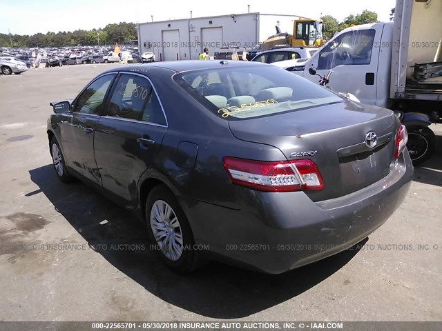 4T1BF3EK6AU008435 - 2010 TOYOTA CAMRY SE/LE/XLE GRAY photo 3