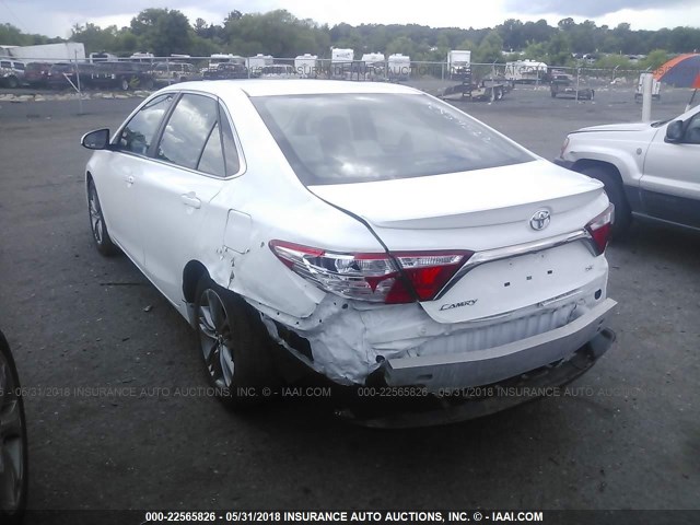 4T1BF1FK8HU367279 - 2017 TOYOTA CAMRY LE/XLE/SE/XSE WHITE photo 3