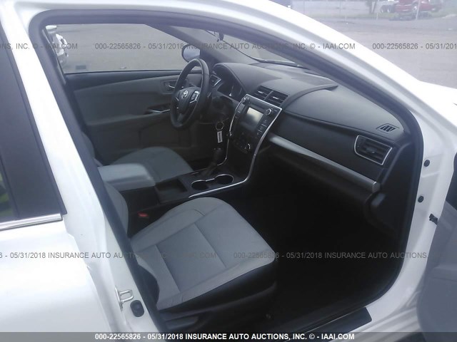 4T1BF1FK8HU367279 - 2017 TOYOTA CAMRY LE/XLE/SE/XSE WHITE photo 5