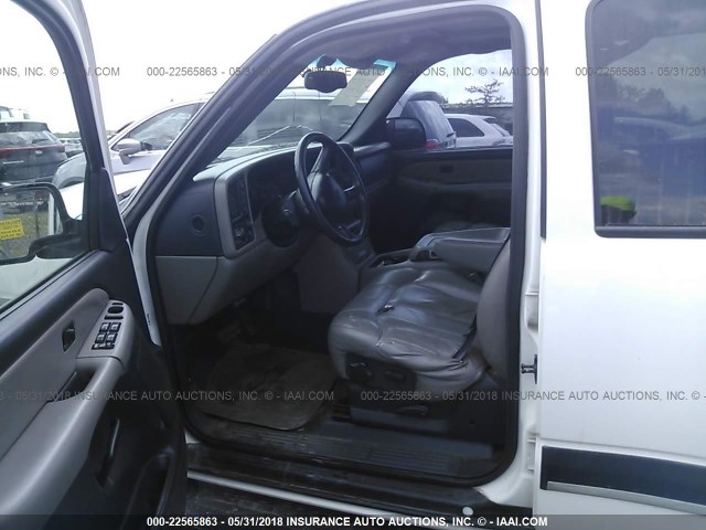 3GNGK26GX2G131712 - 2002 CHEVROLET SUBURBAN K2500 WHITE photo 5