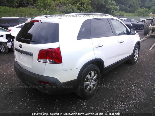 5XYKTDA20DG404388 - 2013 KIA SORENTO LX WHITE photo 4