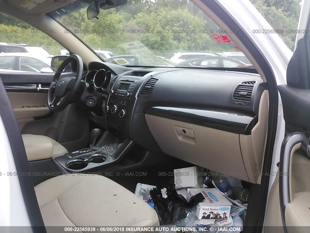5XYKTDA20DG404388 - 2013 KIA SORENTO LX WHITE photo 5