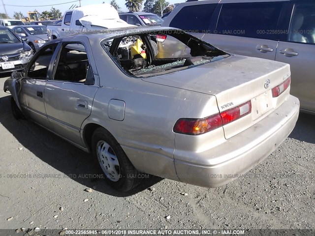 4T1BG22KXVU789204 - 1997 TOYOTA CAMRY CE/LE/XLE SILVER photo 3