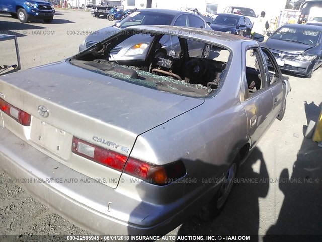 4T1BG22KXVU789204 - 1997 TOYOTA CAMRY CE/LE/XLE SILVER photo 4