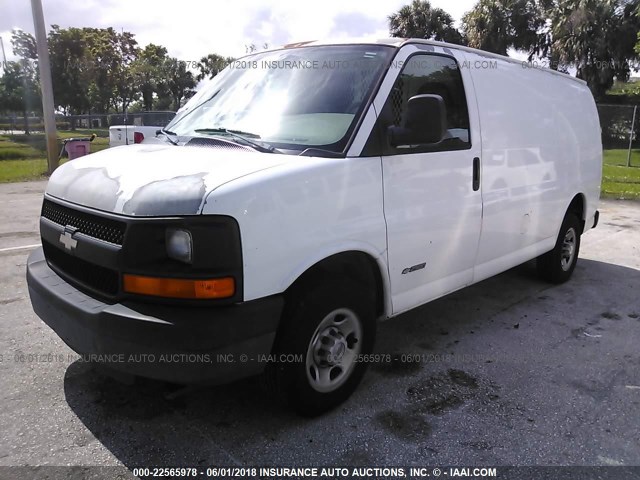 1GCGG25V841211201 - 2004 CHEVROLET EXPRESS G2500  WHITE photo 2