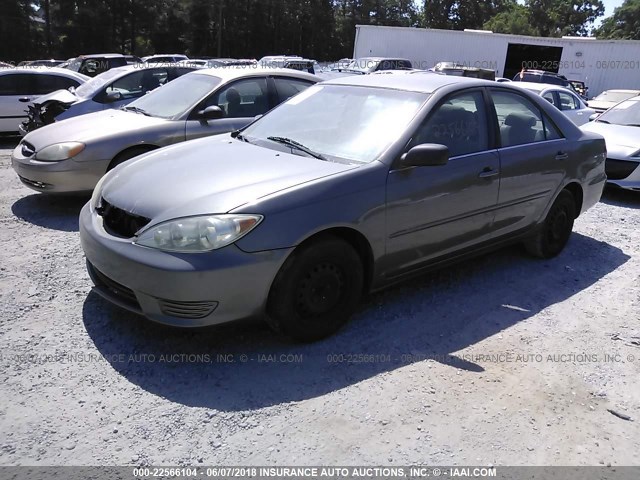 4T1BE32K05U963213 - 2005 TOYOTA CAMRY LE/XLE/SE ნაცრისფერი ფოტო 2