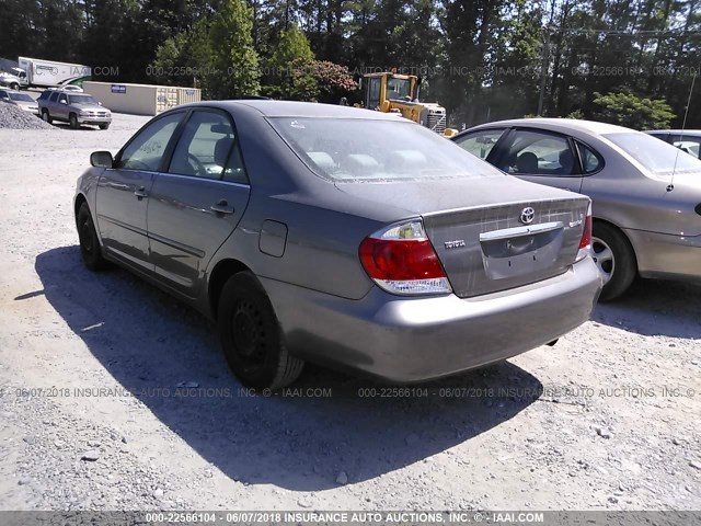 4T1BE32K05U963213 - 2005 TOYOTA CAMRY LE/XLE/SE ნაცრისფერი ფოტო 3