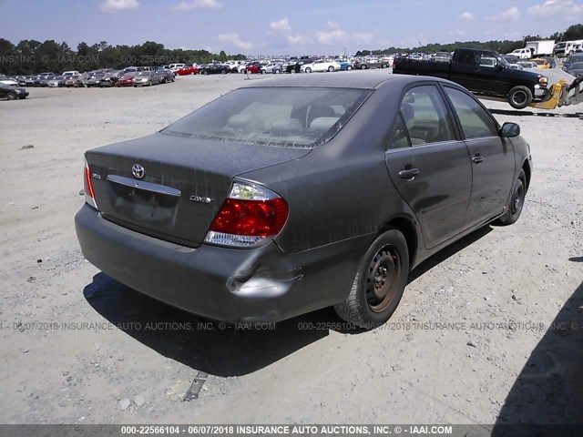 4T1BE32K05U963213 - 2005 TOYOTA CAMRY LE/XLE/SE ნაცრისფერი ფოტო 4