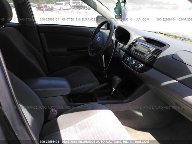 4T1BE32K05U963213 - 2005 TOYOTA CAMRY LE/XLE/SE ნაცრისფერი ფოტო 5