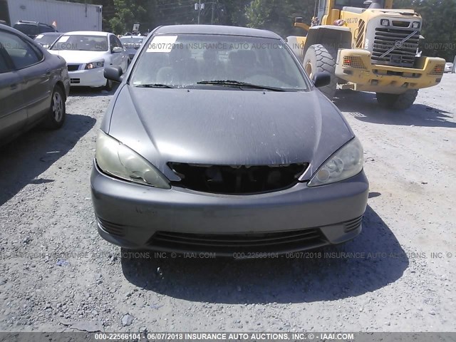 4T1BE32K05U963213 - 2005 TOYOTA CAMRY LE/XLE/SE ნაცრისფერი ფოტო 6