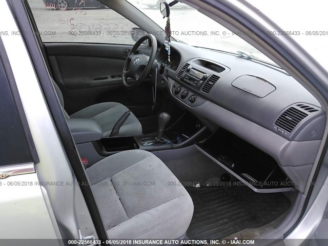 4T1BE32K44U802104 - 2004 TOYOTA CAMRY LE/XLE/SE 灰色 照片 5