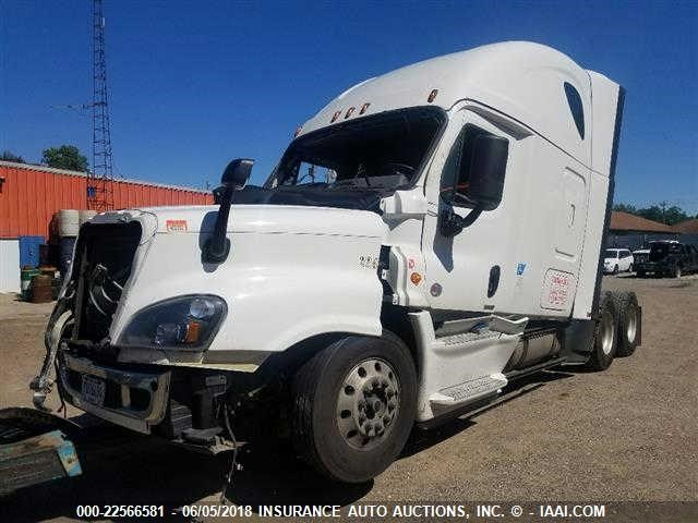 3AKJGLD5XGSHC7092 - 2016 FREIGHTLINER CASCADIA 125  WHITE photo 2