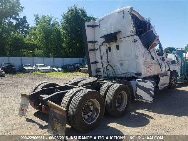 3AKJGLD5XGSHC7092 - 2016 FREIGHTLINER CASCADIA 125  WHITE photo 4