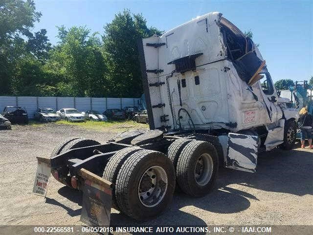3AKJGLD5XGSHC7092 - 2016 FREIGHTLINER CASCADIA 125  WHITE photo 5