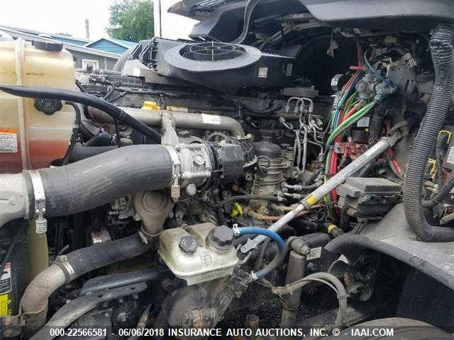 3AKJGLD5XGSHC7092 - 2016 FREIGHTLINER CASCADIA 125  WHITE photo 9