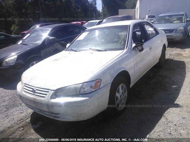 4T1BF28K0XU083355 - 1999 TOYOTA CAMRY LE/XLE WHITE photo 2