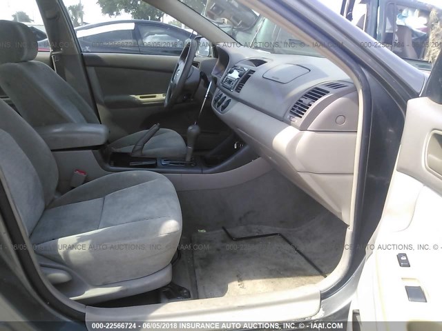 4T1BE32K02U593716 - 2002 TOYOTA CAMRY LE/XLE/SE ოქროსფერი ფოტო 5