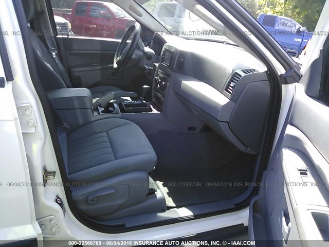 1J8GS48K45C584195 - 2005 JEEP GRAND CHEROKEE LAREDO/COLUMBIA/FREEDOM 白色 照片 5