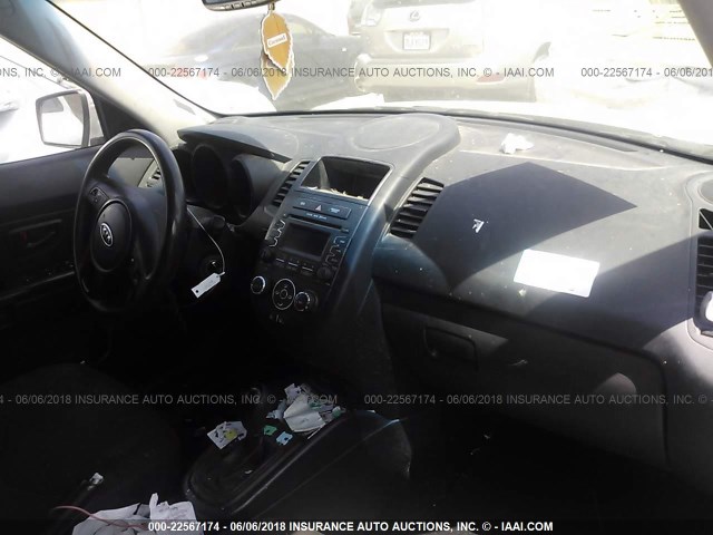 KNDJT2A51C7475850 - 2012 KIA SOUL SILVER photo 5