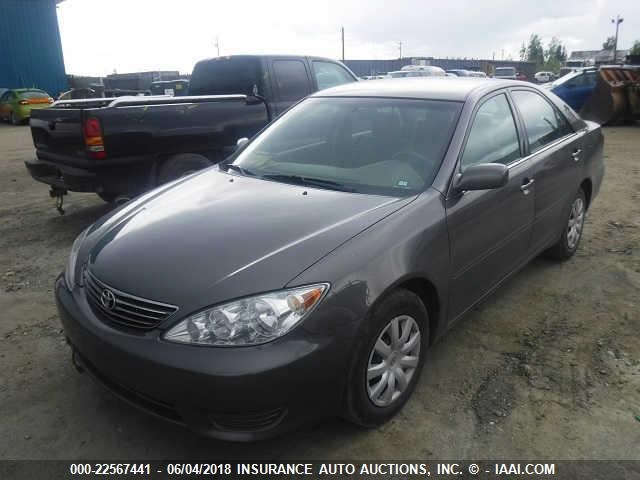 4T1BE30KX5U563288 - 2005 TOYOTA CAMRY LE/XLE/SE ნაცრისფერი ფოტო 2