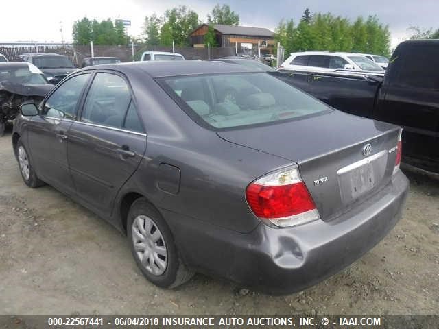 4T1BE30KX5U563288 - 2005 TOYOTA CAMRY LE/XLE/SE ნაცრისფერი ფოტო 3