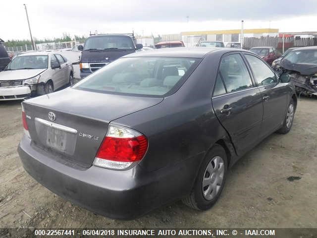 4T1BE30KX5U563288 - 2005 TOYOTA CAMRY LE/XLE/SE ნაცრისფერი ფოტო 4