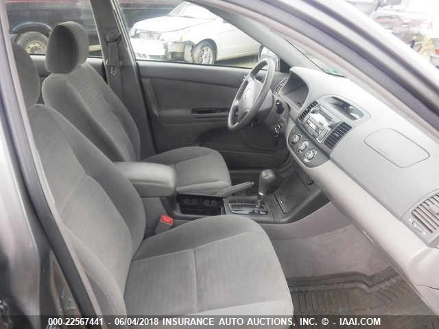 4T1BE30KX5U563288 - 2005 TOYOTA CAMRY LE/XLE/SE ნაცრისფერი ფოტო 5