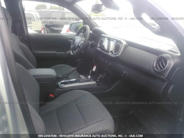 3TMCZ5AN0JM132491 - 2018 TOYOTA TACOMA DBL CAB/SR/TRDSPT/OR/PRO Gümüş foto 5