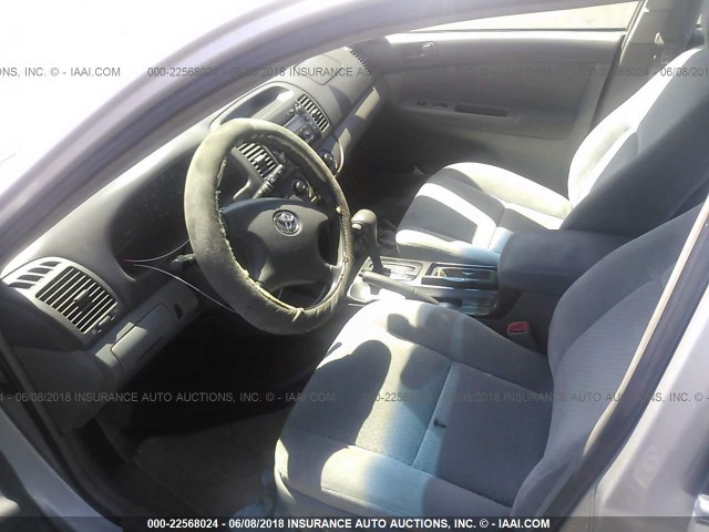 4T1BE32K14U328399 - 2004 TOYOTA CAMRY LE/XLE/SE 银色 照片 5