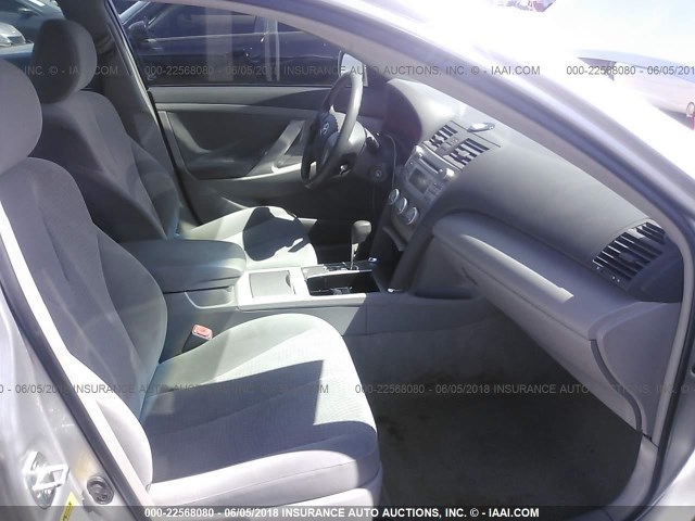 4T1BF3EK2AU032618 - 2010 TOYOTA CAMRY SE/LE/XLE 银色 照片 5