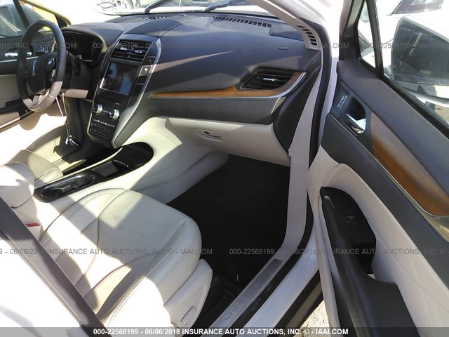 5LMCJ2C91HUL28816 - 2017 LINCOLN MKC SELECT თეთრი ფოტო 5