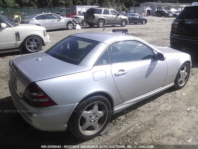 WDBKK49F31F180430 - 2001 MERCEDES-BENZ SLK 230 KOMPRESSOR SILVER photo 4