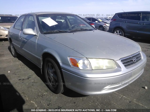 JT2BG28KX10600606 - 2001 TOYOTA CAMRY LE/XLE SILVER photo 1