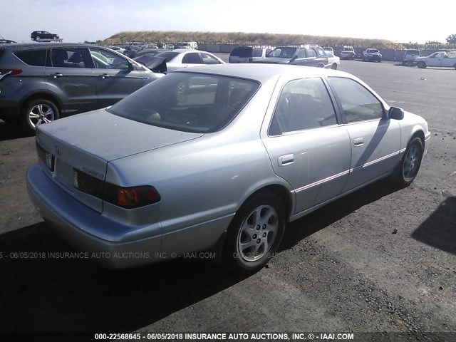 JT2BG28KX10600606 - 2001 TOYOTA CAMRY LE/XLE SILVER photo 4