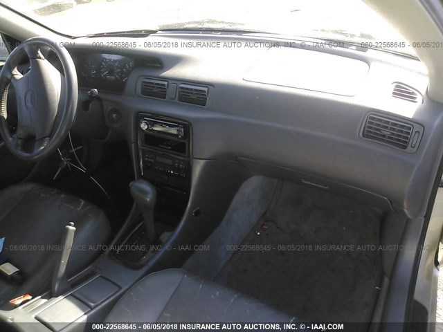 JT2BG28KX10600606 - 2001 TOYOTA CAMRY LE/XLE SILVER photo 5