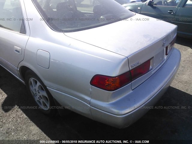 JT2BG28KX10600606 - 2001 TOYOTA CAMRY LE/XLE SILVER photo 6