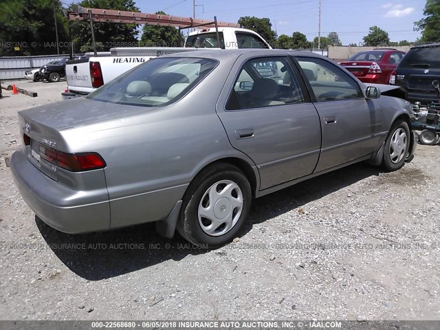 JT2BF22K3W0116408 - 1998 TOYOTA CAMRY CE/LE/XLE SILVER photo 4