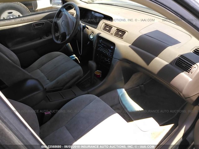 JT2BF22K3W0116408 - 1998 TOYOTA CAMRY CE/LE/XLE SILVER photo 5