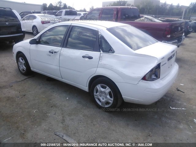 1FAHP34N07W205398 - 2007 FORD FOCUS ZX4/S/SE/SES WHITE photo 3