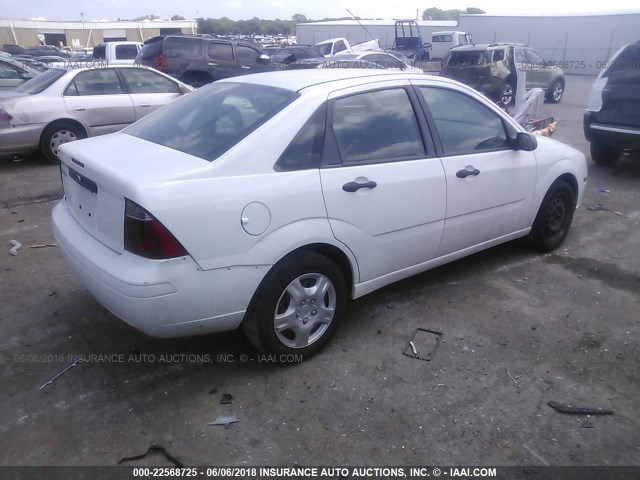 1FAHP34N07W205398 - 2007 FORD FOCUS ZX4/S/SE/SES WHITE photo 4