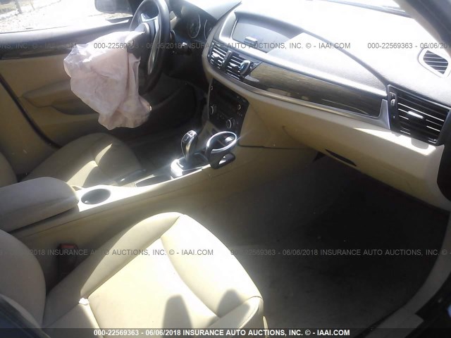 WBAVM1C5XFV318367 - 2015 BMW X1 SDRIVE28I WHITE photo 5