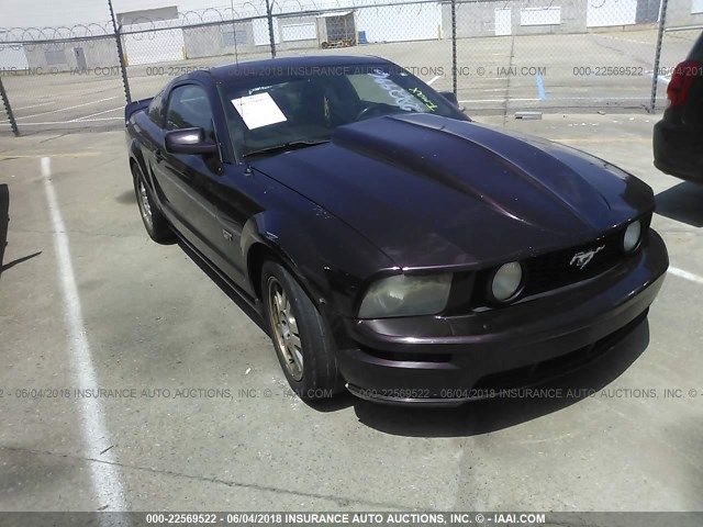 1ZVHT82H655222996 - 2005 FORD MUSTANG GT MAROON photo 1
